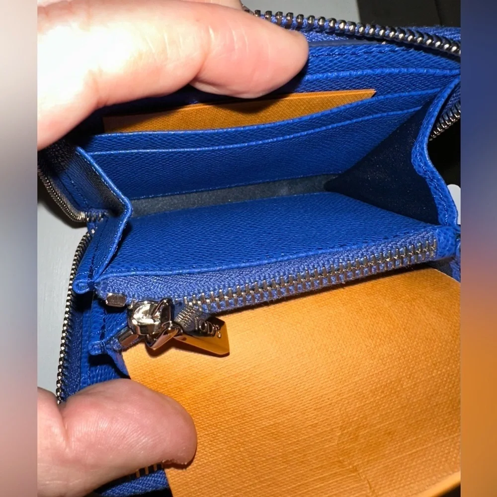 Discontinued Tod’s Blue Pebbled Leather Zip Around Wallet NWT Box Made Italy